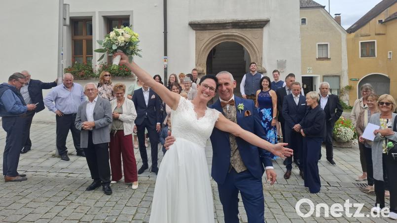 Freudiger Tag für Birgit Schleicher und Christof Franke: Die beiden heirateten im Rathaus in Nabburg. Bild: jua