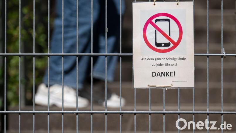 Längst gibt es Schulen mit Handyverbot. Allerdings ist die Situation in den einzelnen Bundesländern unterschiedlich. (Symbolbild) Bild: Marijan Murat/dpa