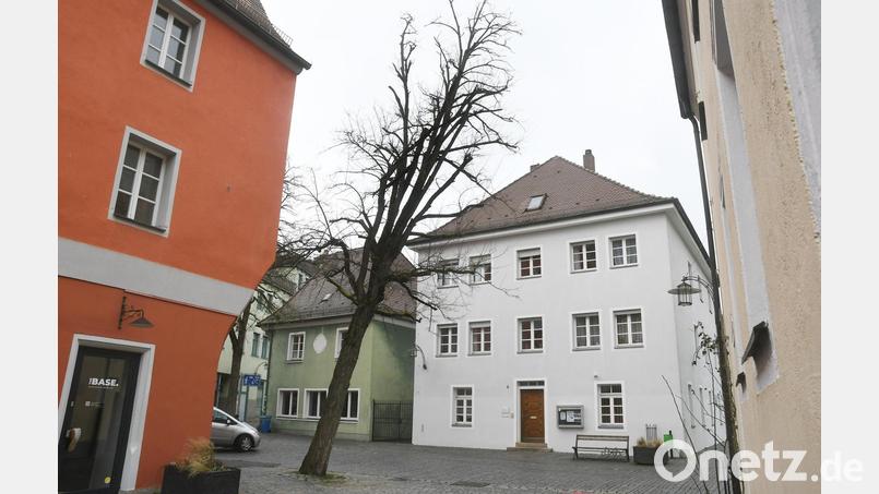 Am Pfarrplatz in der Weidener Altstadt stand diese Akazie. Sie wurde inzwischen gefällt und nicht ersetzt. Die Grünen wollen, dass im Haushalt der Stadt Geld für Neupflanzungen eingeplant wird. Bild: Gabi Schönberger