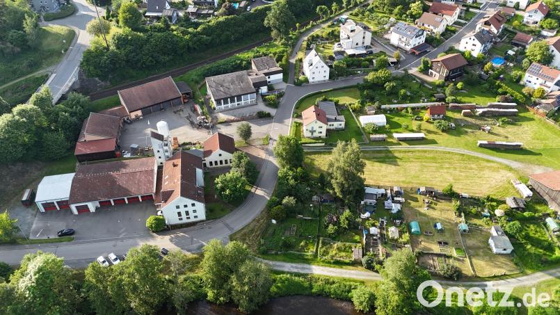 Das Feuerwehrhaus (links) in Neustadt ist ebenso wie der dahinterliegende Bauhof in die Jahre gekommen. In einem ersten Schritt soll nun der Bauhof umziehen, um Platz für die Feuerwehr zu machen. Bild: Gustl Beer