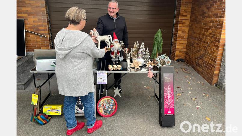 Ludwig Prüfling organisiert den ersten Straßenflohmarkt, der am Sonntag in Ober- und Unterwildenau stattfinden wird. Gemeinsam mit seiner Frau Susanne hat er seinen Stand schon mal probeweise aufgebaut. Bild: Ludwig Prüfling