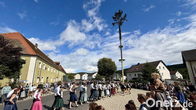 Am Sonntagnachmittag marschierten die 17 Kirwapaare zum Austanzen des Baumes. Bild: Ina Piehler
