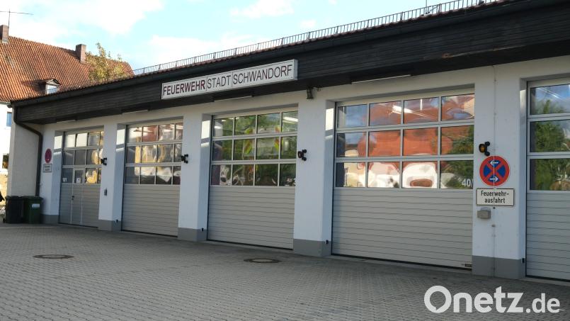 Die Feuerwache der Stadt Schwandorf soll am jetzigen Standort an der Ettmannsdorfer Straße saniert werden. So lautet die Empfehlung des Hauptausschusses an den Stadtrat. Bild: Hirsch