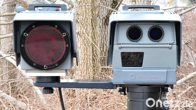 Ein Tesla-Fahrer ist auf der B 85 bei Edelsfeld mit 124 km/h in einer Baustelle geblitzt worden. Symbolbild: Petra Hartl