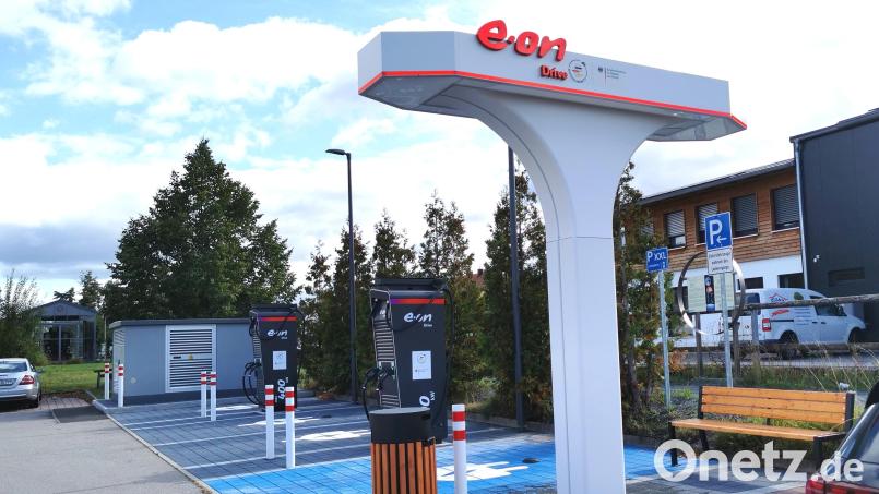Die neue Schnellladestation für E-Autos (400 kW) fällt am Marktgelände &quot;Am Bahnhof&quot; in Oberviechtach durch den modernen Pylon auf. Bild: Portner