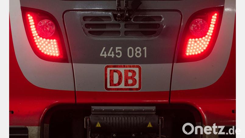 Die typisch rote Farbe der Regionalzüge wird auf einer Strecke Pegnitztal vorerst nicht mehr zu sehen sein. (Symbolbild) Bild: Peter Kneffel/dpa