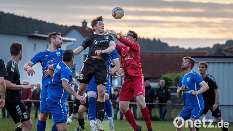 Der Kemnather Kilian Wiedenbauer und Diendorfs Keeper im Zweikampf. Die Buchberg-Elf gewann das Nachholspiel am Mittwochabend in Diendorf mit 2:1. Bild: Günter Uschold