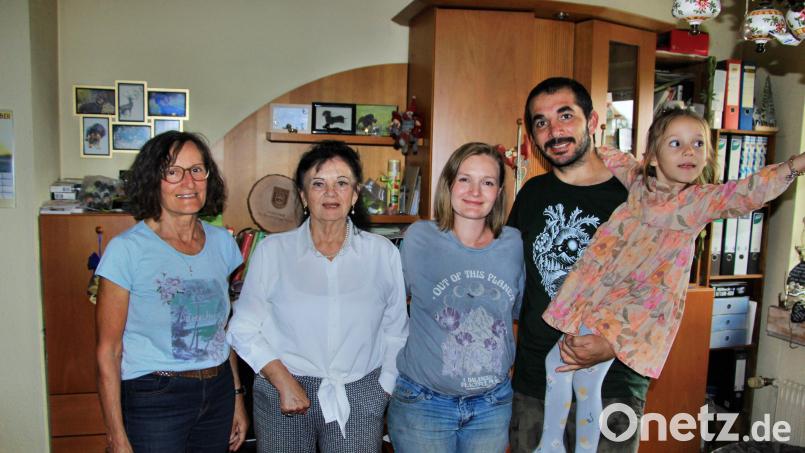 Feierlaune am 80. Geburtstag von Angelika Heider (Zweite von links) garantierten 2. Bürgermeisterin Lydia Zahner (links), Tochter Ramona mit Ehemann Yunus und Enkelin Josefine. Bild: ds