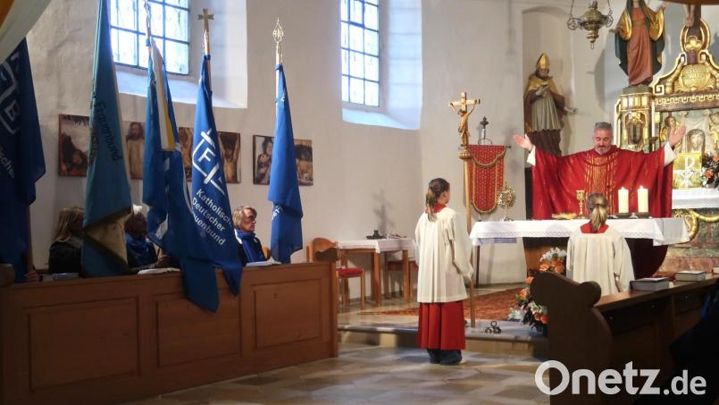 Zum Tag des Frauenbundes finden sich auch fünf Fahnenabordnungen in der Bergkirche ein und feiern mit Pfarrer Markus Lettner die heilige Eucharistie. Bild: rha