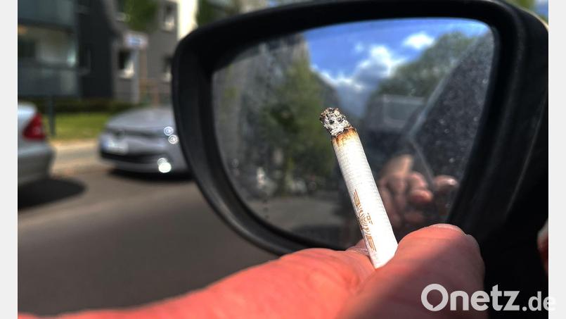 Ein Rauchverbot im Auto soll Schwangere und Minderjährige vor den Gefahren des Passivrauchens schützen. (Symbolbild) Bild: Paul Zinken/dpa