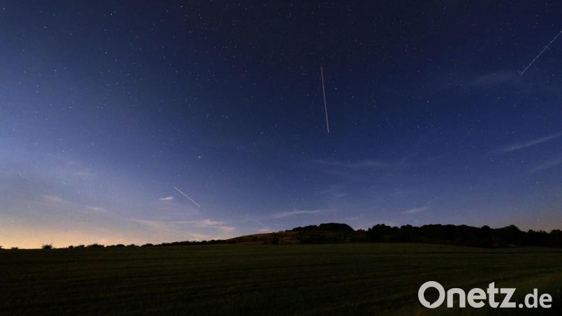 Komet fliegt Richtung Erde durch das All. (Archivbild) Bild: Karl-Josef Hildenbrand/dpa