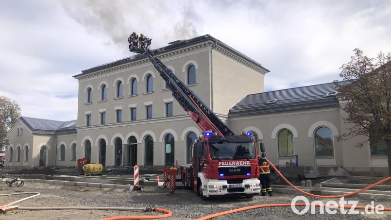 Mithilfe der Drehleitern aus Mitterteich, Waldsassen und Marktredwitz wurde das Feuer bekämpft. Bild: wro