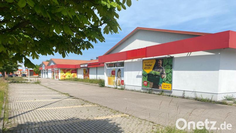 Der ehemalige Rewe-Markt in Nabburg wird abgebrochen. Hier baut Lidl einen neuen Supermarkt. Im Umfeld des Geschäftes sind 90 Parkplätze vorgesehen. Bild: Wilhelm Amann