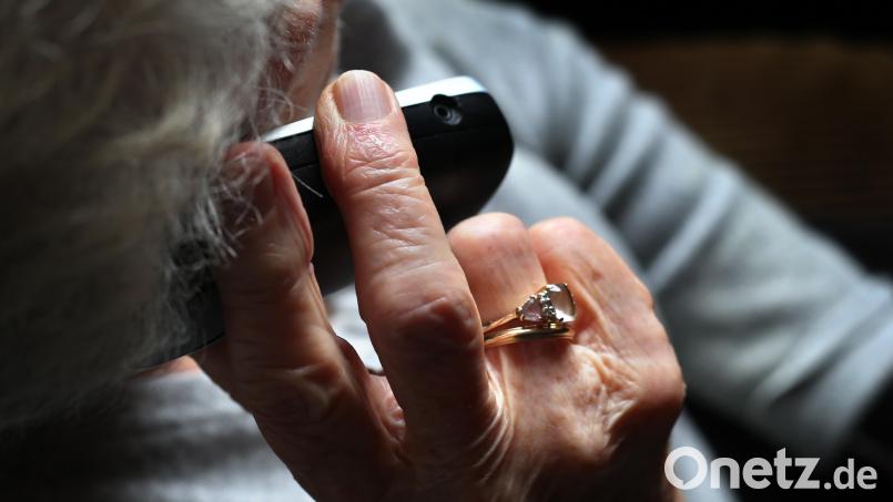 Die Polizei warnt vor Trickbetrügern am Telefon. Bild: Karl-Josef Hildenbrand