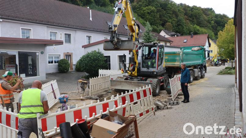 In der Blumenthalstraße wurde jüngst mit der Wasserleitungssanierung begonnen. Zweiter Bürgermeister Josef Weinfurtner (rechts) sprach mit den Arbeitern über den Baufortschritt. Bild: mrr