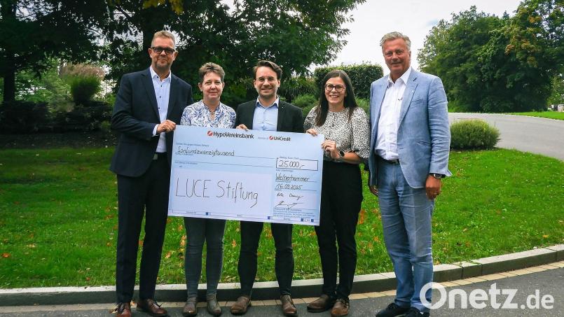 Vorstandsvorsitzender Severin Hirmer (Mitte) nimmt den Scheck von Stephan Wanninger (links) und Anke Wanninger (Zweite von links) in Empfang. Stifter Christian Engel (rechts) und Leiterin des Stiftungsmanagements Magdalena Kellner (Zweite von rechts) freuen sich über die großzügige Spende. Bild: Sebastian Gmeiner/ LUCE-Stiftung