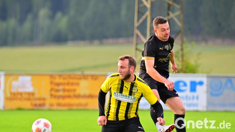 Igor Dauer (links) traf beim 2:0-Sieg im Spitzenspiel gegen den FC Tirschenreuth um Maximilian Bäuml (rechts) zur 1:0-Führung. Bild: Schrems, Thomas