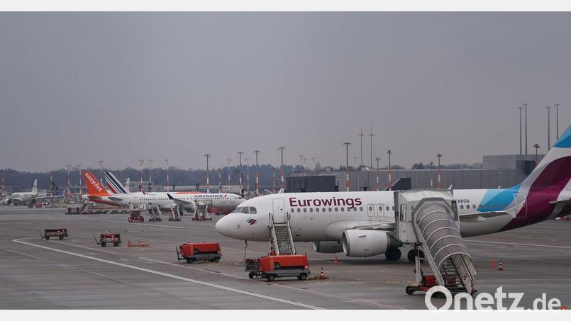 Am Airport Hamburg kann es wegen eines Kerosin-Lieferengpasses zu Verspätungen und Flugausfällen kommen. (Archivbild) Bild: Marcus Brandt/dpa