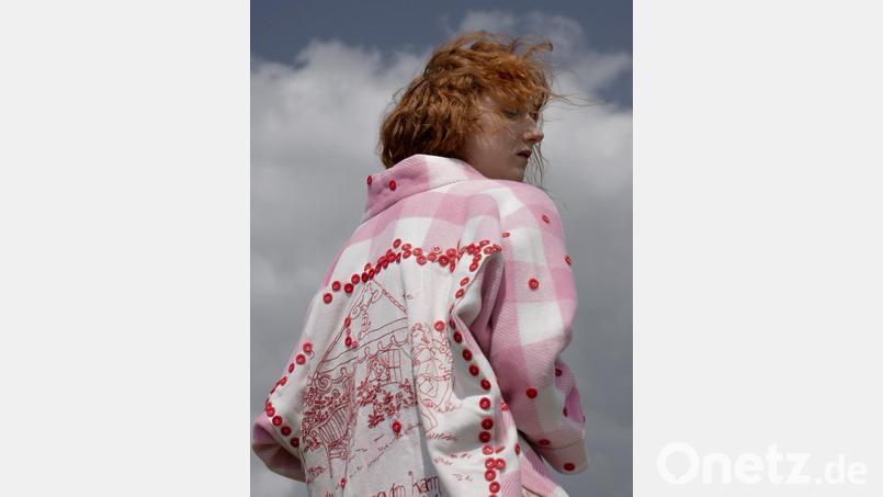 Unter anderem wird diese Jacke mit Knöpfen aus Bärnau auf der Pariser Messe vorgestellt. Mimi Lan Nguyen alias &quot;La feme MiMi&quot; stellt nachhaltige Mode auch aus Stücken von Flohmärkten her. Die Bärnauer Knöpfe passen perfekt zu ihrem nachhaltigen Konzept. Das Designerstück auf dem Bild präsentiert Model Barbara Fialova Bild: Laura Wlasta