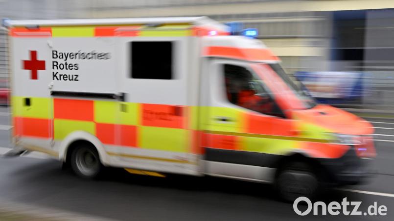 Die Einsatzkräfte brachten die zwei Schwerverletzten in ein Krankenhaus. (Symbolbild) Bild: Peter Kneffel/dpa