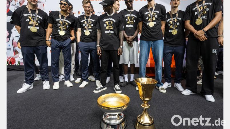 Die deutschen Basketballer sind auch in der Weltrangliste weit oben. Bild: Boris Roessler/dpa