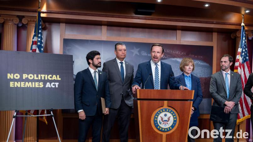 „Trump weist derzeit das Justizministerium an, Jagd auf seine politischen Feinde zu machen“, sagt der demokratische Senator Chris Murphy. Bild: J. Scott Applewhite/AP/dpa