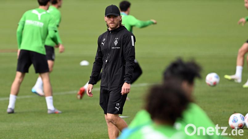 Erste Einheit am Mittwoch: Borussias neuer Trainer Eugen Polanski inmitten Gladbacher Spieler. Bild: Federico Gambarini/dpa