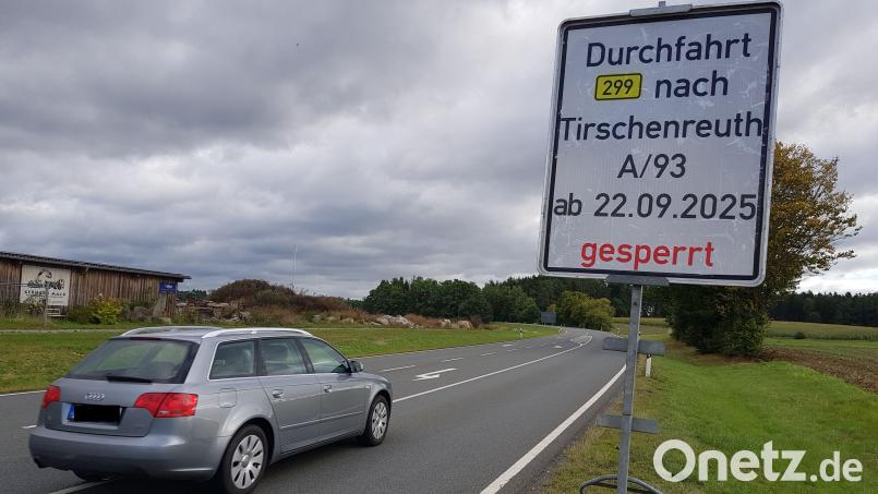 Seit einigen Tagen weisen Schilder auf die bevorstehende Sperrung der B 299 zwischen Tannenlohe und Premenreuth hin. Bild: Benkhardt