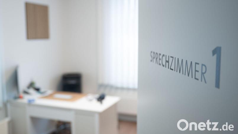 Union und SPD wollen ein verbindliches System einführen, bei dem Patientinnen und Patienten in eine Hausarztpraxis gehen, die sie bei Bedarf an Fachärzte überweist. (Symbolbild) Bild: Sebastian Kahnert/dpa