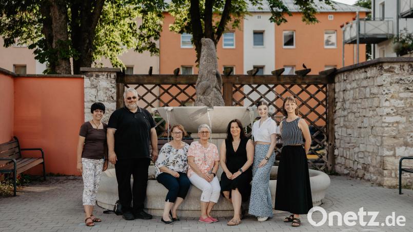 Für den Stadtteil Bergsteig handeln sie die Zielsetzung für ein Kunstwerk im Bereich Tanz und Performance aus, das von der Kulturstiftung des Bundes finanziert wird. Von links: Marianne Stein, Carsten-Armin Jakimowicz, Mary O’Rourke, Wanda Szumlewski, Kerstin Frey und Jenny Edel; Bianca Kruppa betreut den Entwicklungsprozess als Mediatorin. Bild: Miriam Koch