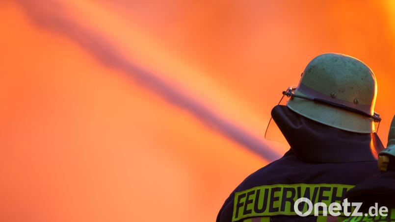 Die Feuerwehr rückte mit einer Vielzahl an Kräften aus. (Symbolbild) Bild: Christoph Reichwein/dpa