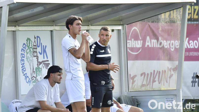 Andreas Graml (rechts), zuletzt Co-Trainer, wird die Spieler der DJK Gebenbach bei der Partie in Regensburg als Trainer anleiten. Bild: Hubert Ziegler