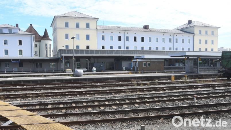 Ab 22. September wird der Bahnhof in Weiden für drei Monate zur Baustelle. Die Arbeiter erneuern die Gleise und Weichen. Archivbild: Gabi Schönberger