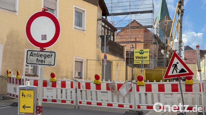 Die größte Baustelle der Stadt Bärnau – das Bischof-Senestrey-Haus. Derzeit laufen Arbeiten am Dachstuhl. Bild: Susanne Forster