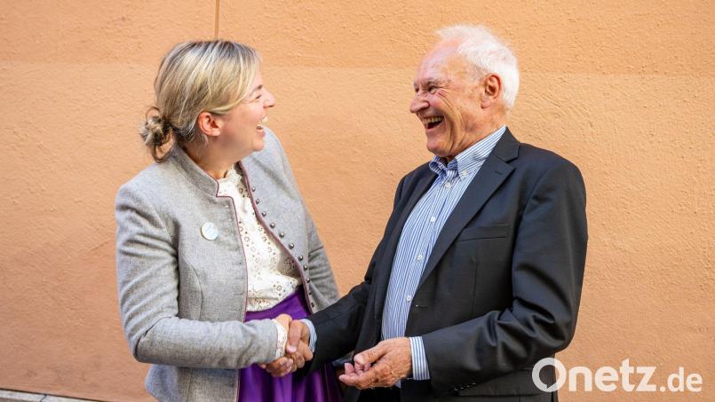 Erwin Huber, ehemaliger CSU-Chef, und Katharina Schulze, Fraktionschefin der Grünen in Bayern, verabschieden sich nach einer Diskussionsveranstaltung im Rahmen der Herbstklausur der bayerischen Grünen-Landtagsfraktion. Bild: Armin Weigel/dpa