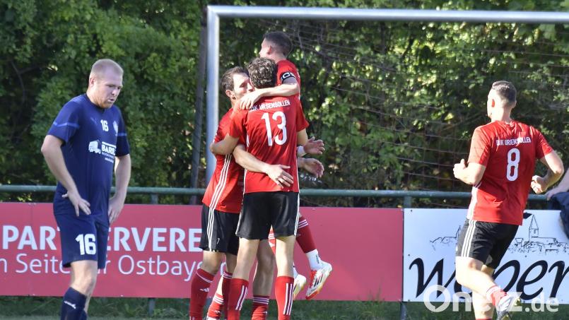 Können die Spieler der DJK Ursensollen im Schlagerspiel gegen den SV Freudenberg jubeln? Bild: Hubert Ziegler