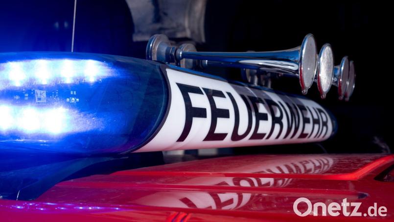 Die Feuerwehr rückte in der Nacht zu einem Einsatz in Königsbrunn aus. (Symbolbild) Bild: Niklas Treppner/dpa