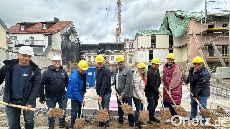 Der Spatenstich läutet die Hochbauphase am Verwaltungsgebäude am Marktplatz ein. Bild: Stadt Grafenwöhr