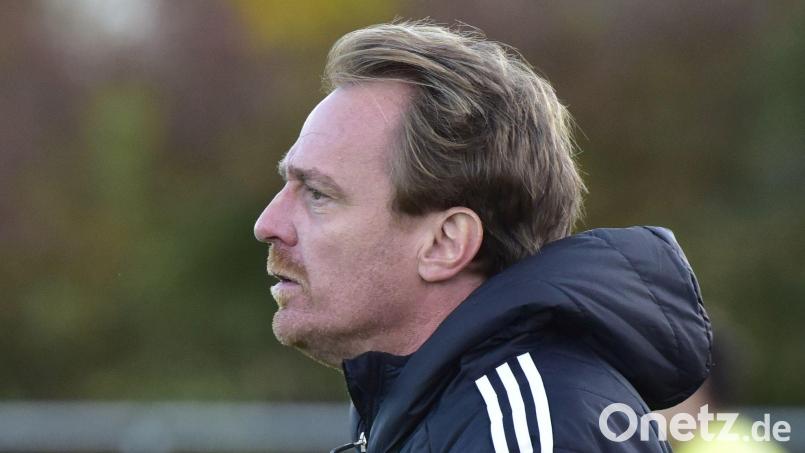 Alexander Hadasch, Trainer des 1. FC Schwarzenfeld, stimmt sein Team auf die schwere Aufgabe gegen Spitzenreiter SV Wenzenbach ein.. Bild: ham