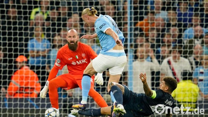 Für dieses Foul sah Di Lorenzo (rechts) Rot, Haaland traf gegen Neapel dennoch - und hat nun 50 Champions-League-Tore erzielt. Bild: Dave Thompson/AP/dpa