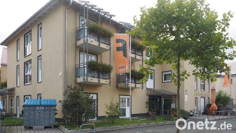 Das Pflege- und Seniorenheim Jakobushof in Auerbach soll um ein Stockwerk aufgestockt werden. Es sollen zusätzlich 14 Wohneinheiten entstehen. Bild: kek