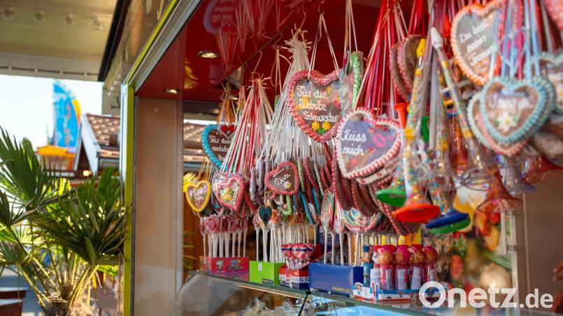 Auf dem Volksfest in Weiden bieten vier Standbetreiberinnen eine bunte Auswahl an Lebkuchenherzen an. Bild: Noah Wegmüller-Kocher