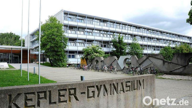 Kaum ein Bild des Kepler-Gymnasiums kommt ohne die &quot;Käsemauer&quot; (rechts neben den Fahrrädern) aus. Sie ist eines der Symbole der Schule – und muss jetzt weg. Archivbild: Stephan Huber