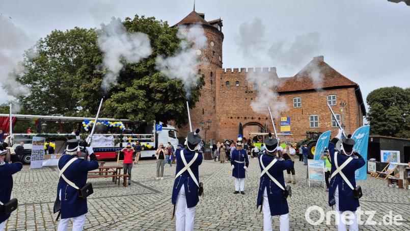 Vor dem Stadttor von Neustadt-Glewe feuerte die historische Bürgerwehr aus Neustadt/WN ihre Salutsalven ab. Seit Jahren ist das der lauteste Programmpunkt der jährlichen Treffen von Delegationen der Arbeitsgemeinschaft &quot;Neustadt in Europa&quot;. Bild: Hermann Schmid
