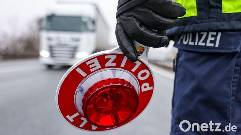 Die Polizei zieht den Lastwagen aus dem Verkehr. (Symbolbild) Bild: Jan Woitas/dpa