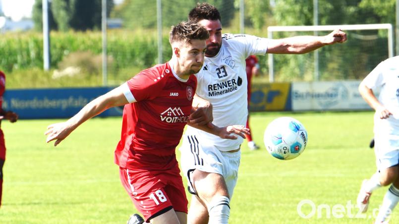 Andre Klahn (links) und der TSV Tännesberg treffen in der Bezirksliga Nord am kommenden Sonntag zuhause auf den Tabellenführer FC Raindorf. Archivbild: Gerhard Büttner