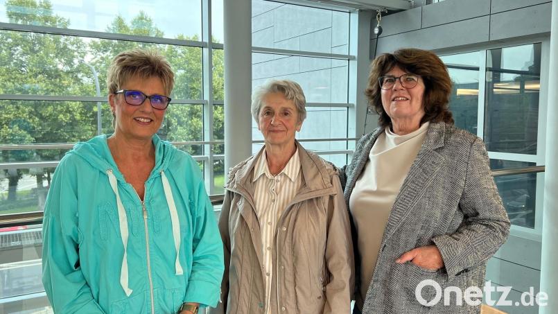 Leben mit einem Stoma stellt Betroffene oftmals vor Herausforderungen. Hilfe und einen offenen Austausch finden Stomaträger in der ILCO-Selbsthilfegruppe Weiden mit Gruppensprecherin Anna Scherer (Mitte), Helvi Lorenz (links) und Birgit Bodensteiner. Bild: juh