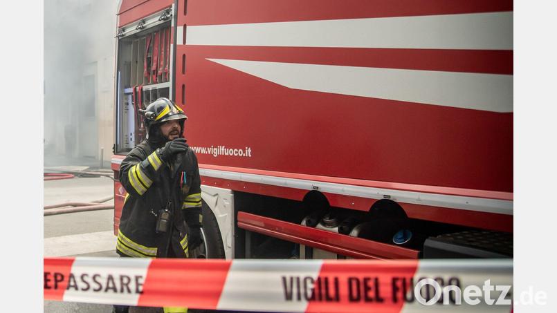 Die Feuerwehr ist mit einem Großaufgebot vor Ort. (Symbolbild) Bild: Claudio Furlan/LaPresse via ZUMA Press/dpa
