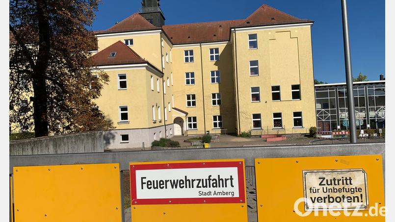 Die Max-Josef-Schule in Amberg steht unter Denkmalschutz und soll einen Anbau erhalten. Bei den Planungen dafür wurden massive Brandschutzmängel in dem alten Gebäude festgestellt, die jetzt behoben werden sollen. Bild: roa