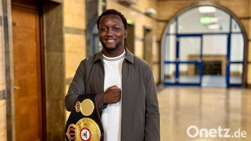 Der Boxprofi Abass Baraou mit dem Interimsweltmeistertitel des Verbands WBA. Bild: --/Wasserman Boxing/dpa